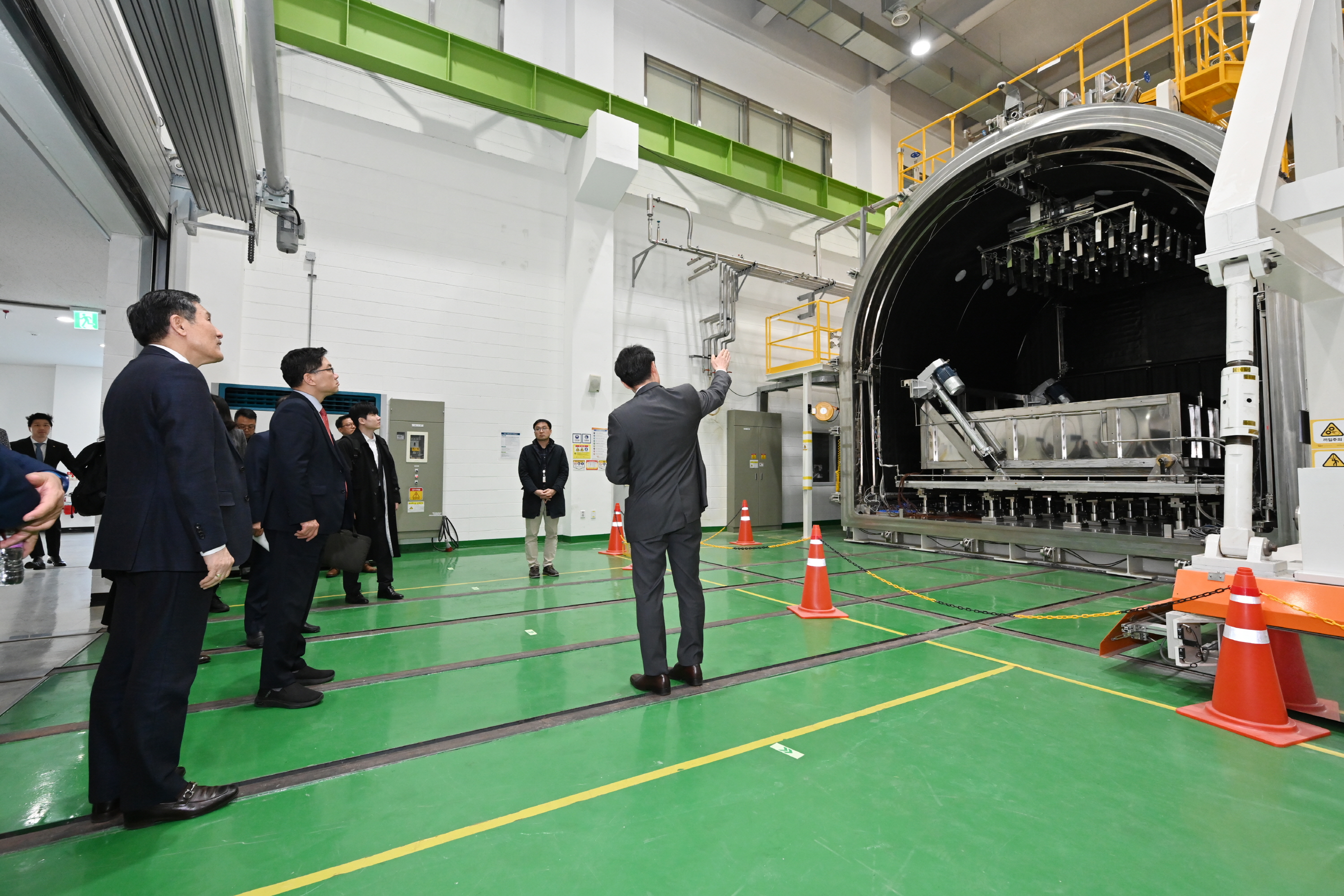 Vice Minister Ryu is listening to an explanation a