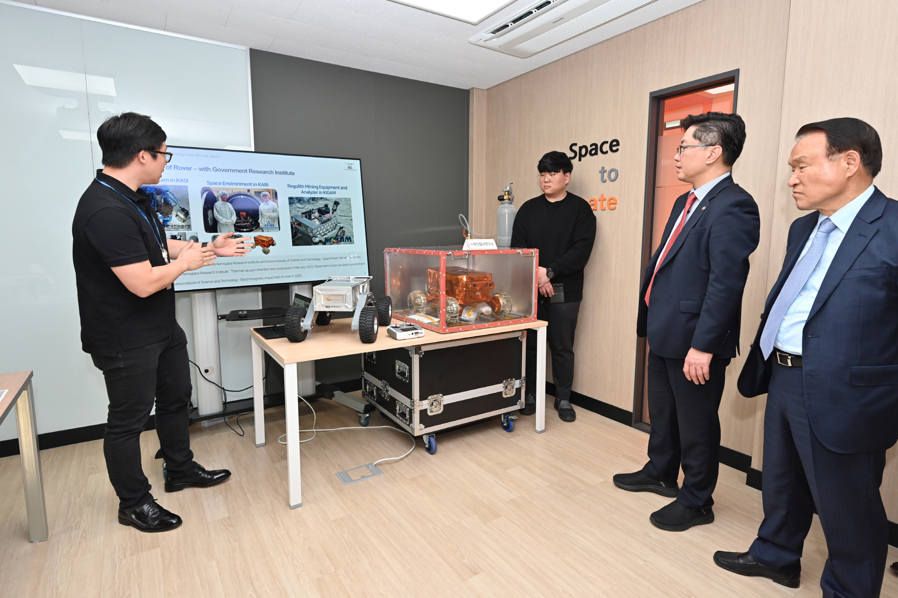 Vice Minister Ryu is visiting the Smart Constructi