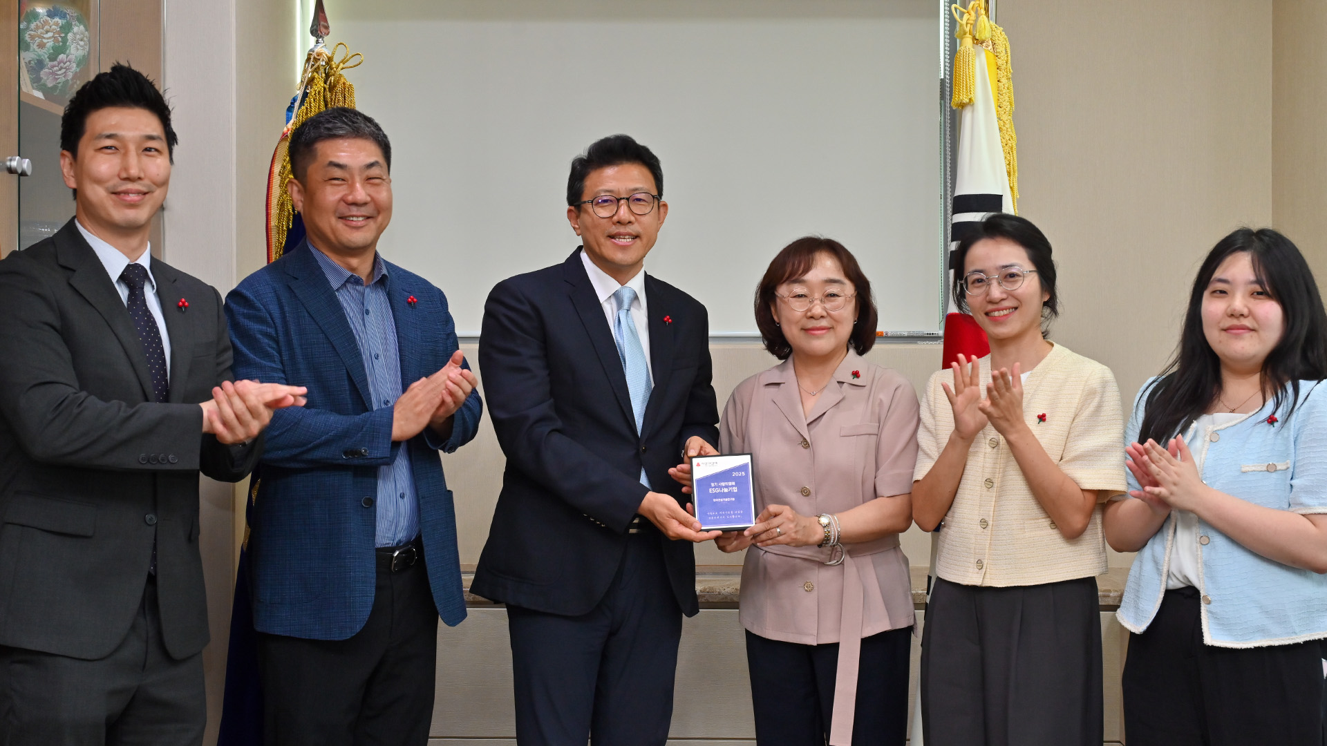 인증패 수여 단체사진