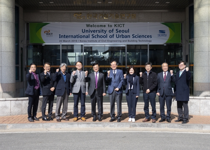 Group photo infront of the KICT main building