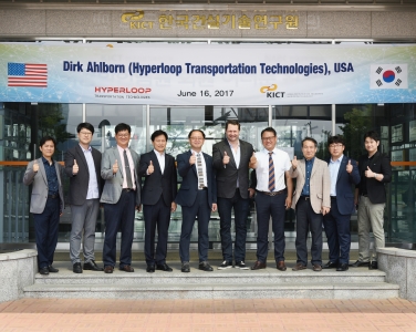 더크 알본과 함께 KICT 임직원들이 본관 앞에서 단체사진을 촬영하였다