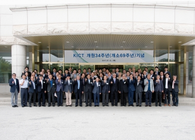 개원 기념행사에 참석한 사람들의 단체사진