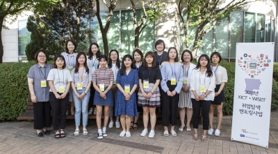 워크샵에 참석한 사람들의 단체사진