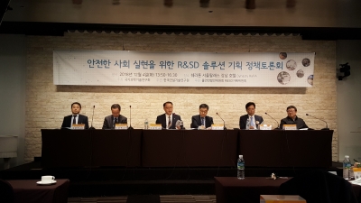 정책토론회에서 토론자로 나선 단상 모습