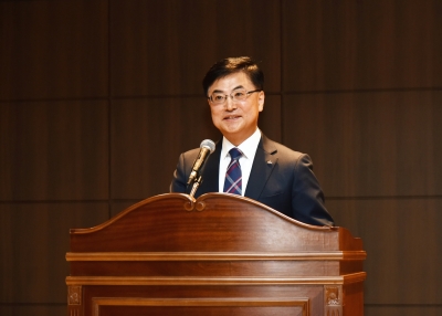 말하는 한승헌 원장의 모습