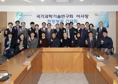 NST 이사장 방원 기념 단체사진