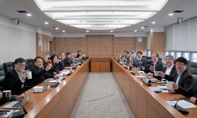 플라스틱 프리 챌린지 캠페인에 참여한 건설연 한승헌 원장(오른쪽 네 번째)과 간부