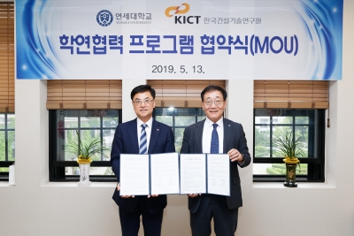 MOU체결각서를 들고 찍은 사진
