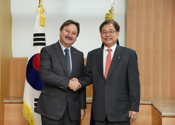 Paraguay Ambassador visits KICT