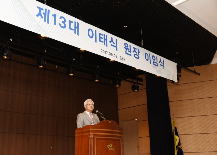 President Tai Sik Lee saying thanks to the KICT employees