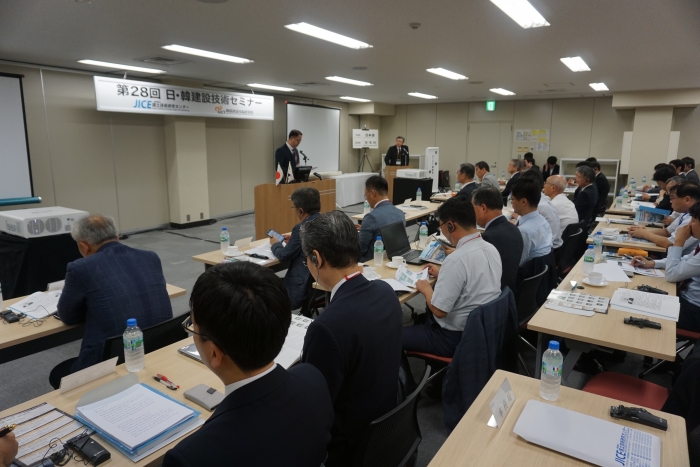 Vice president Jeong giving a speech at JICE