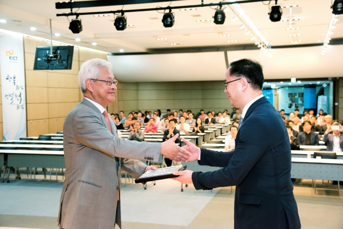 Vice president is giving award to president Tai Sik Lee