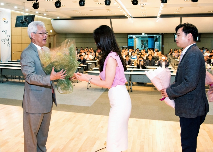Employees are giving flowers to Tai Sik Lee