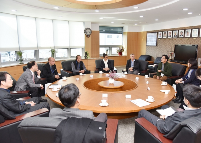 round table meeting