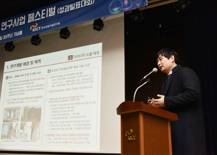 presenter doing ppt