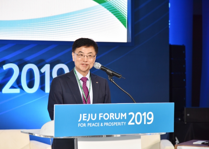 president Han speaking 